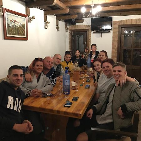Berger Pince-Vendeghaz, Hajosi Pincek Hotel Bagian luar foto