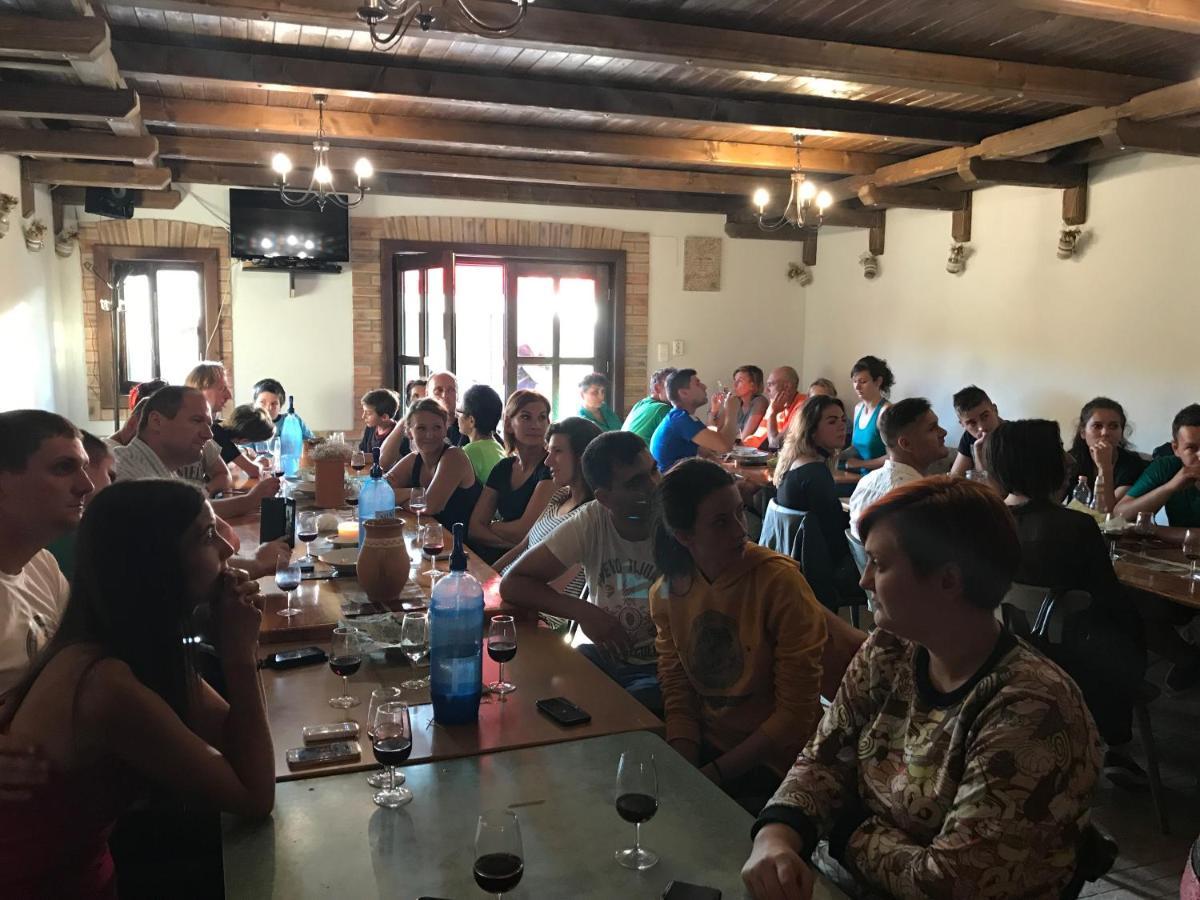 Berger Pince-Vendeghaz, Hajosi Pincek Hotel Bagian luar foto