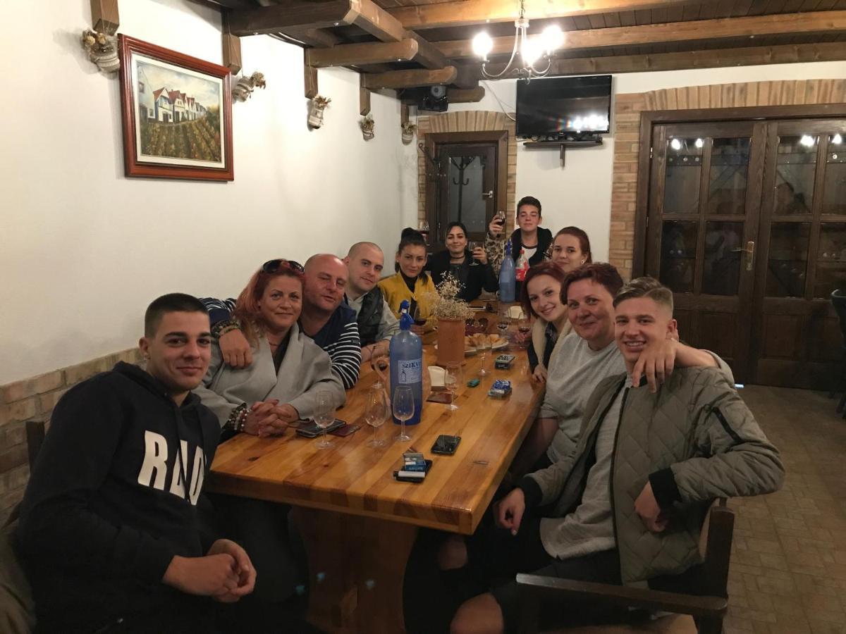 Berger Pince-Vendeghaz, Hajosi Pincek Hotel Bagian luar foto