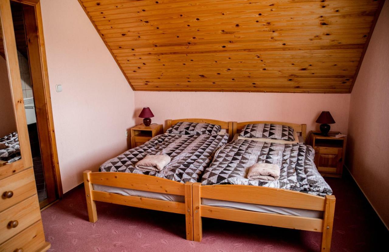 Berger Pince-Vendeghaz, Hajosi Pincek Hotel Bagian luar foto