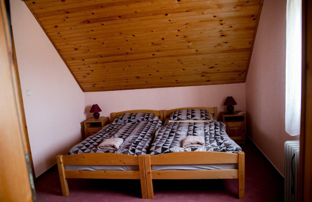 Berger Pince-Vendeghaz, Hajosi Pincek Hotel Bagian luar foto